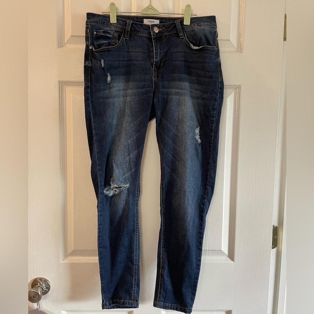 Kensie  size 10/30 effortless ankle mid rise jeans